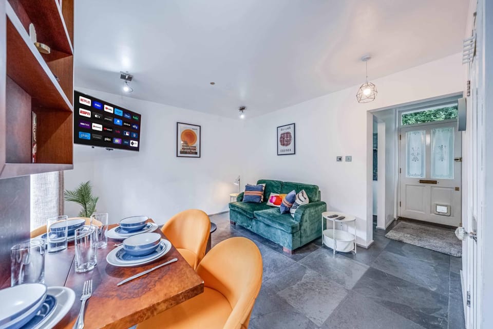 Stepney Green Gated Area with Parking & Garden Apartment in London Borough of Hackney