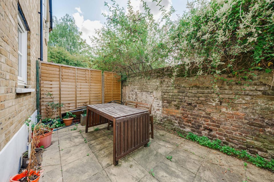 Stepney Green Gated Area with Parking & Garden Apartment in London Borough of Hackney