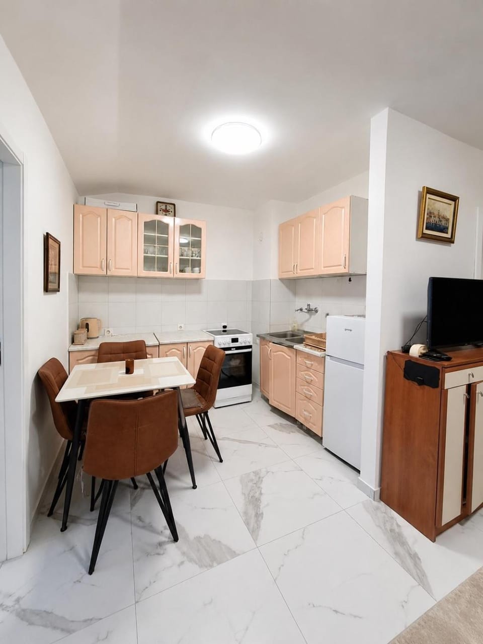Top lokacija + Besplatan parking Apartment in Budva