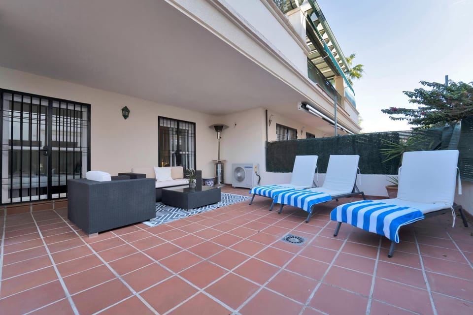Apartamento con enorme terraza en complejo con piscina en Nueva Andalucía - Lorcrimar Apartment in Marbella