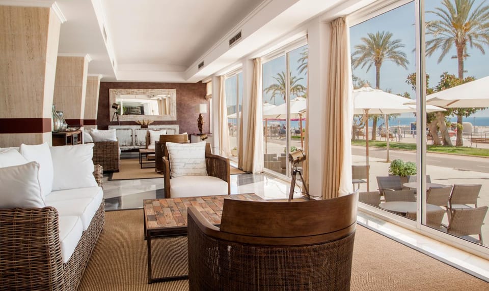 Day, Living room, Seating area, Garden view
