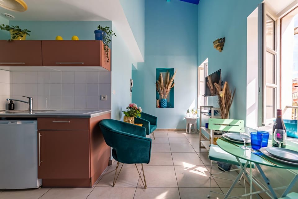Kitchen or kitchenette, Living room, Seating area, Dining area, minibar, oven, pet friendly, stove