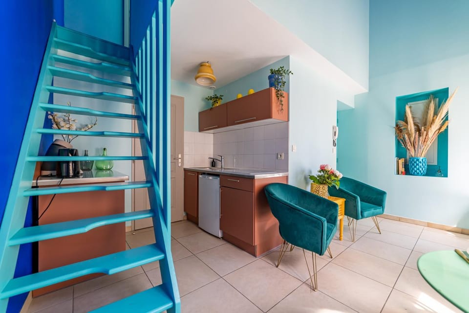 Kitchen or kitchenette, Living room, Seating area, Dining area, minibar, oven, pet friendly, stove