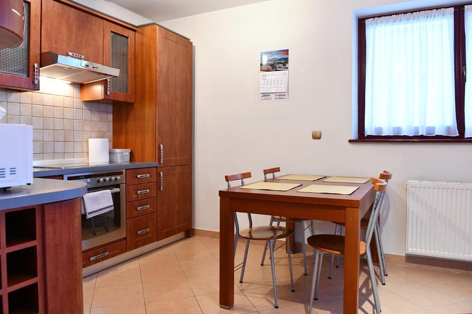 Kitchen or kitchenette, Dining area, minibar, pet friendly, stove, toaster