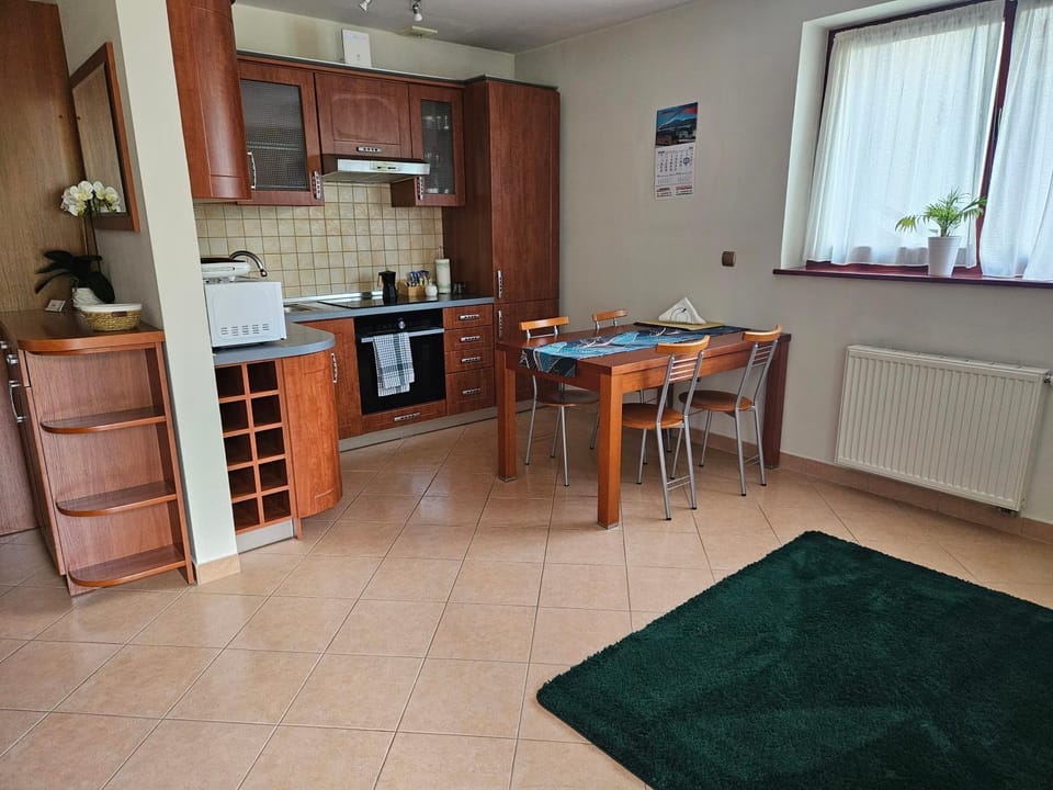 Kitchen or kitchenette, Dining area, minibar, stove, toaster