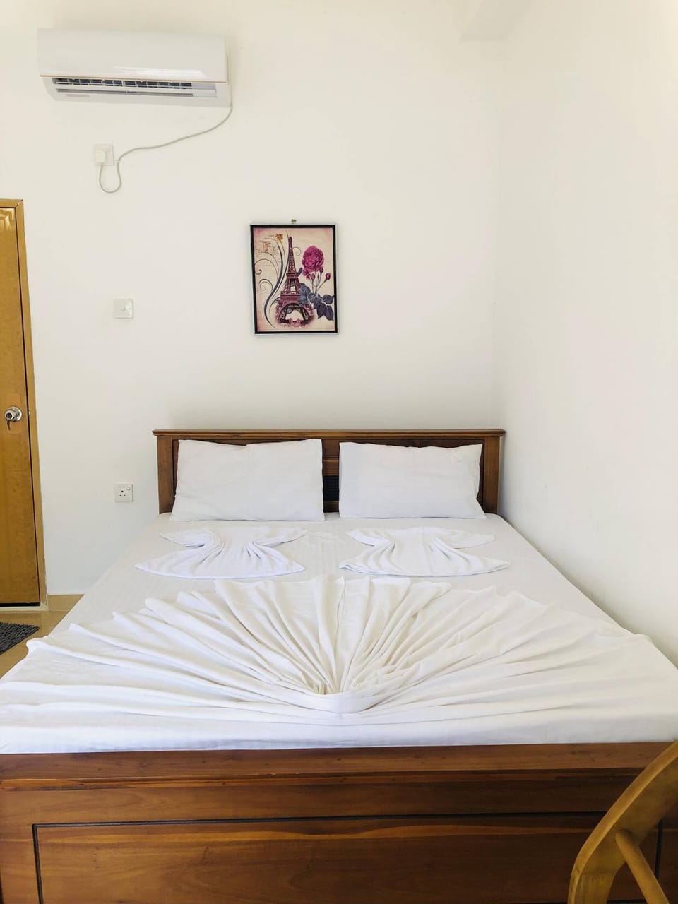 Bed, Photo of the whole room, Bedroom, air conditioner
