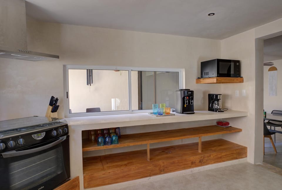 Coffee/tea facilities, Kitchen or kitchenette, Dining area, minibar, toaster
