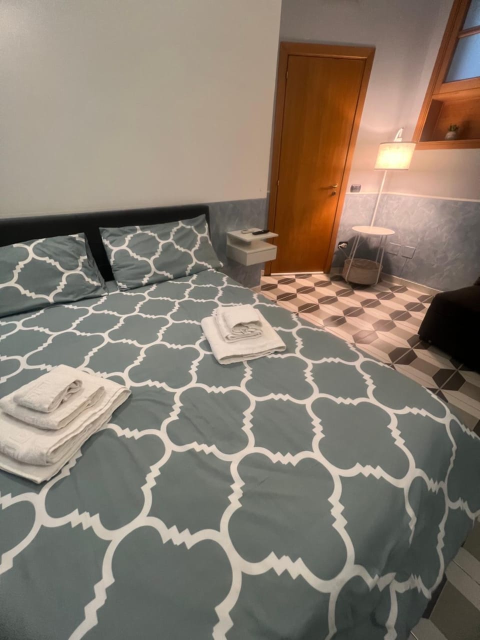 Bed, Photo of the whole room, Bedroom, towels