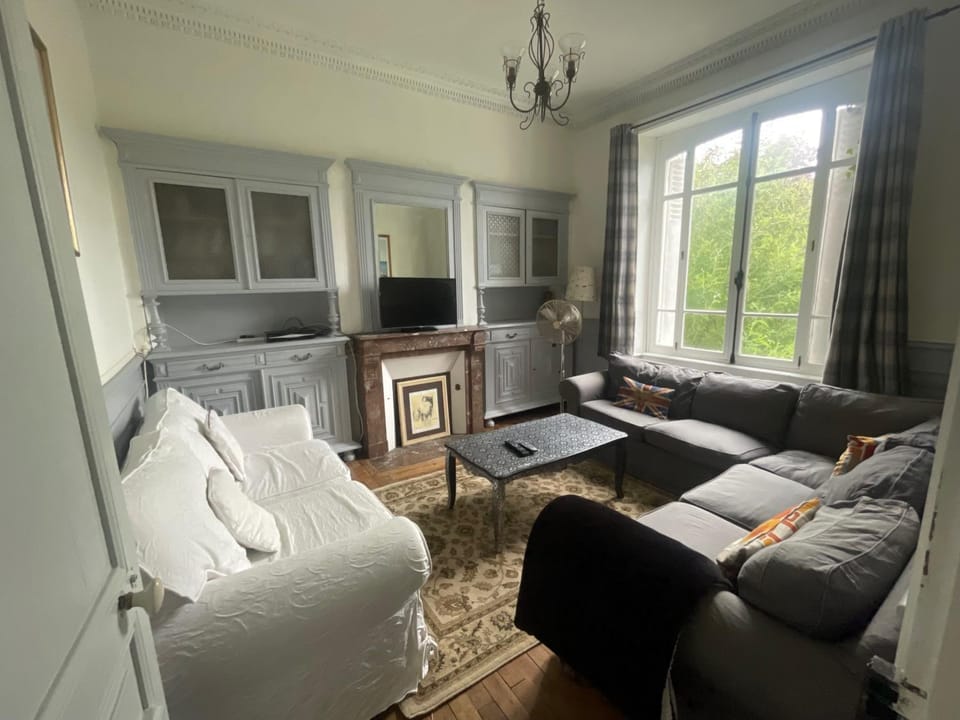 Villa Sleeps 8 with Pool and Hot Tub House in Nouvelle-Aquitaine