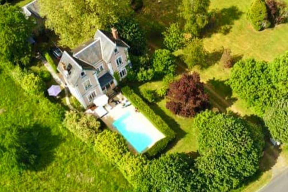 Villa Sleeps 8 with Pool and Hot Tub House in Nouvelle-Aquitaine