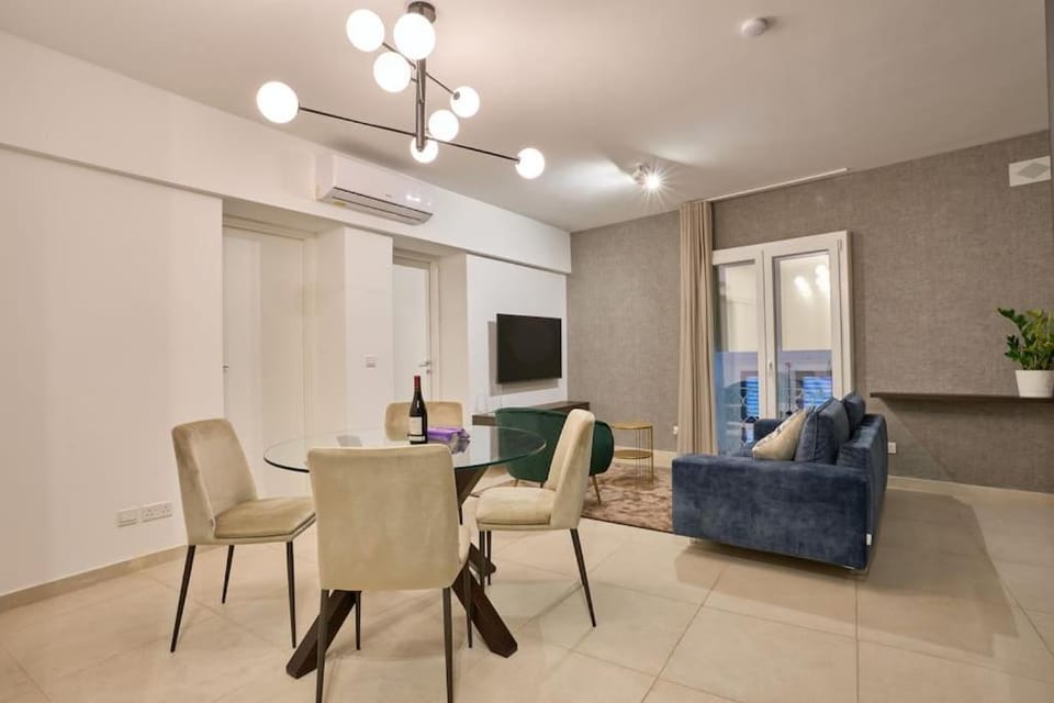 Luxury & Beach 2 min away Apartment in Sliema