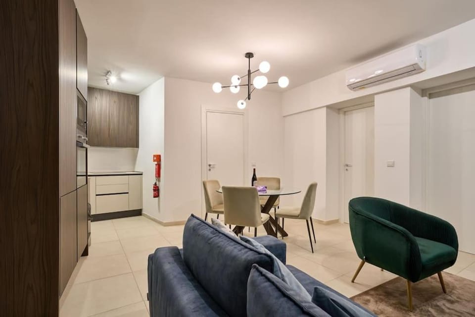 Luxury & Beach 2 min away Apartment in Sliema