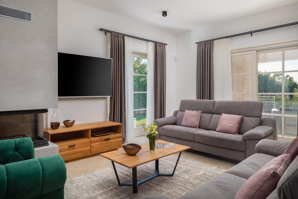 Communal lounge/ TV room, Living room, Seating area