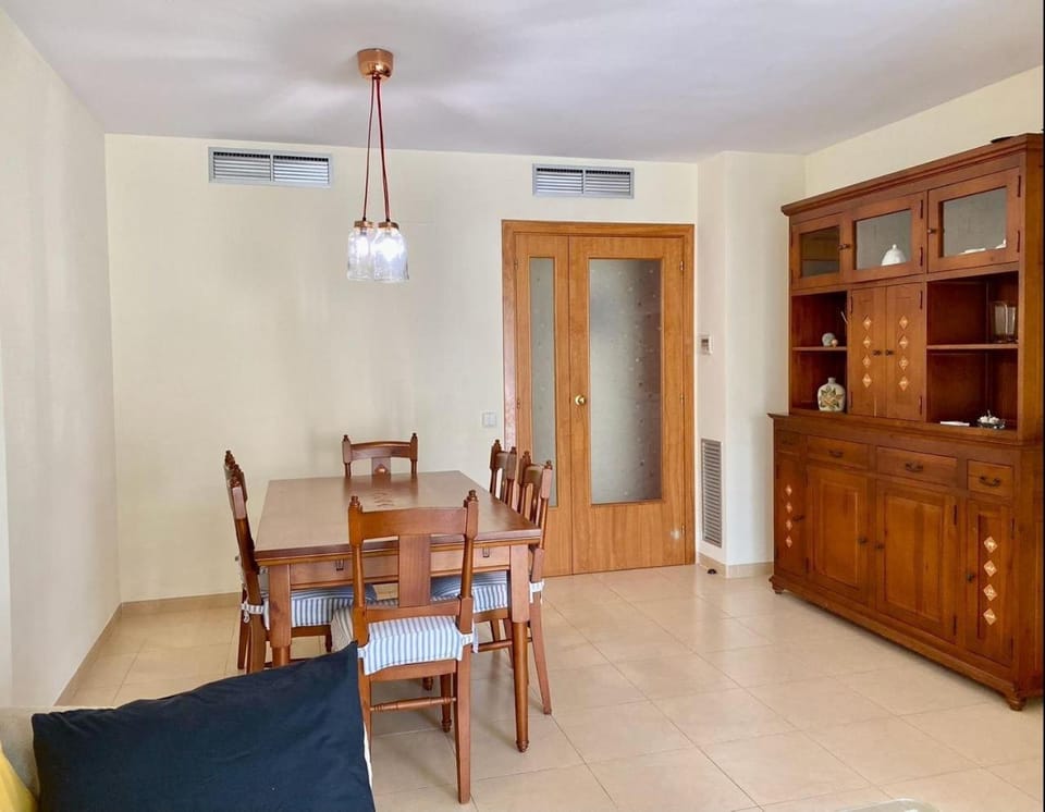 Photo of the whole room, Dining area