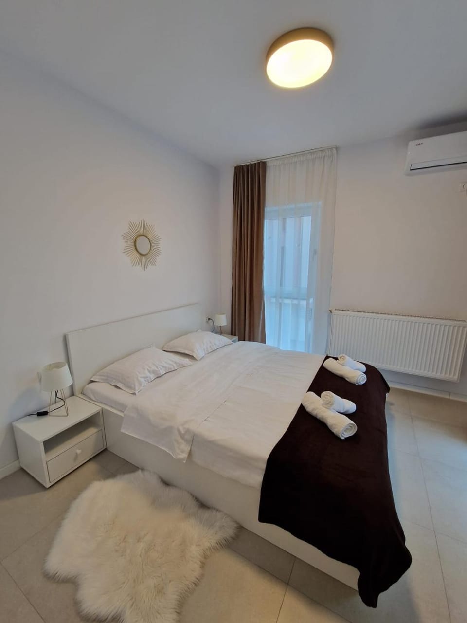Bed, Photo of the whole room, towels, air conditioner