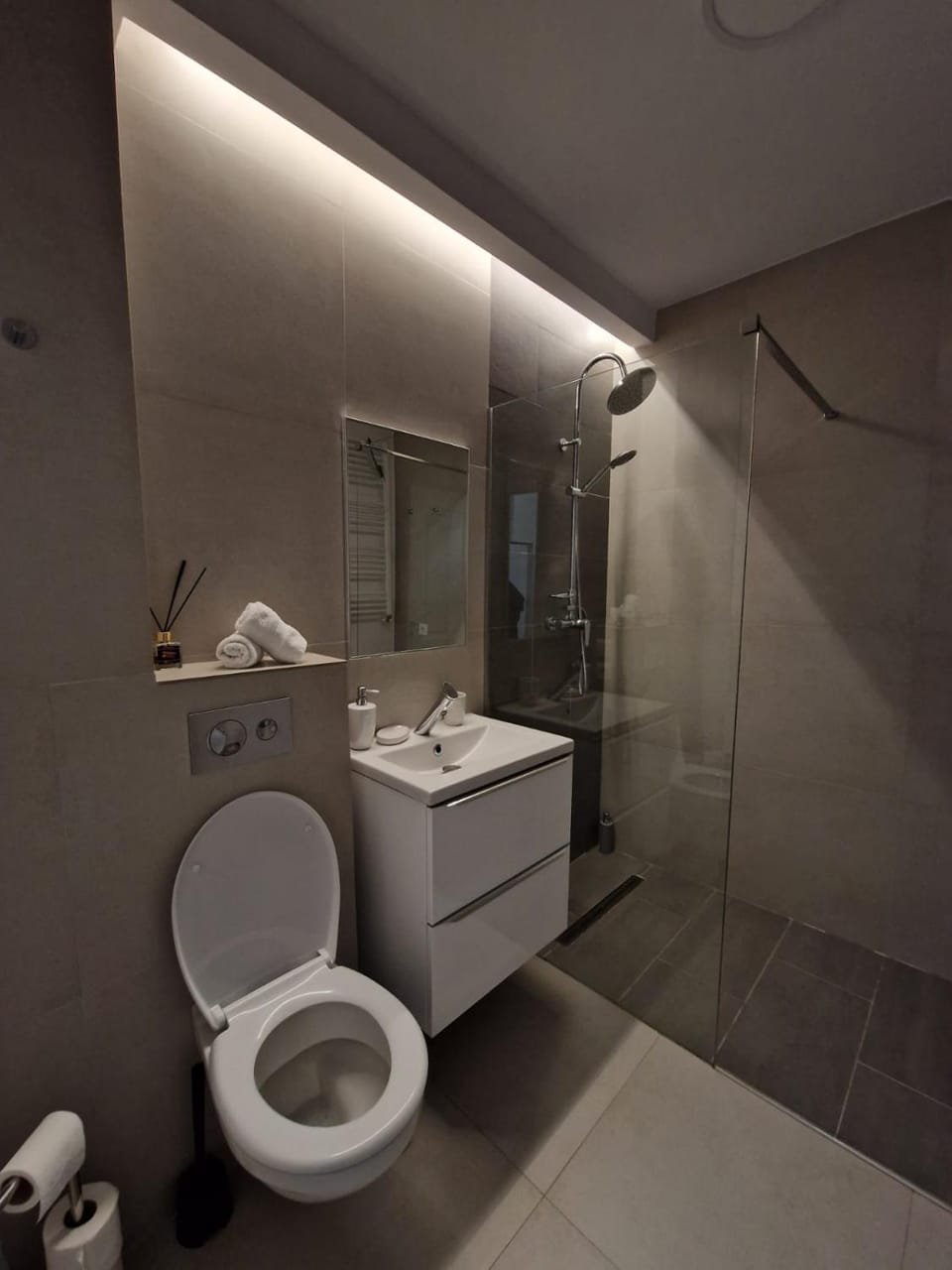 Shower, Toilet, Bathroom, towels