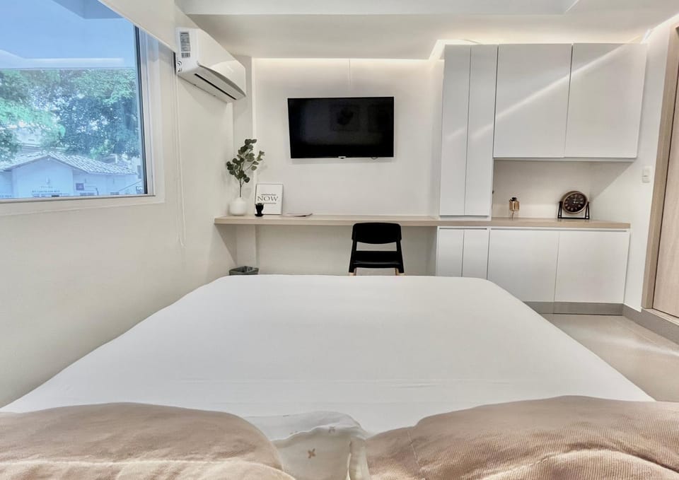 Bed, TV and multimedia, air conditioner
