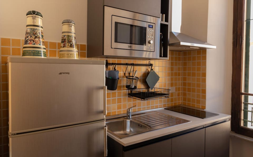 Coffee/tea facilities, Kitchen or kitchenette, dishwasher, stove