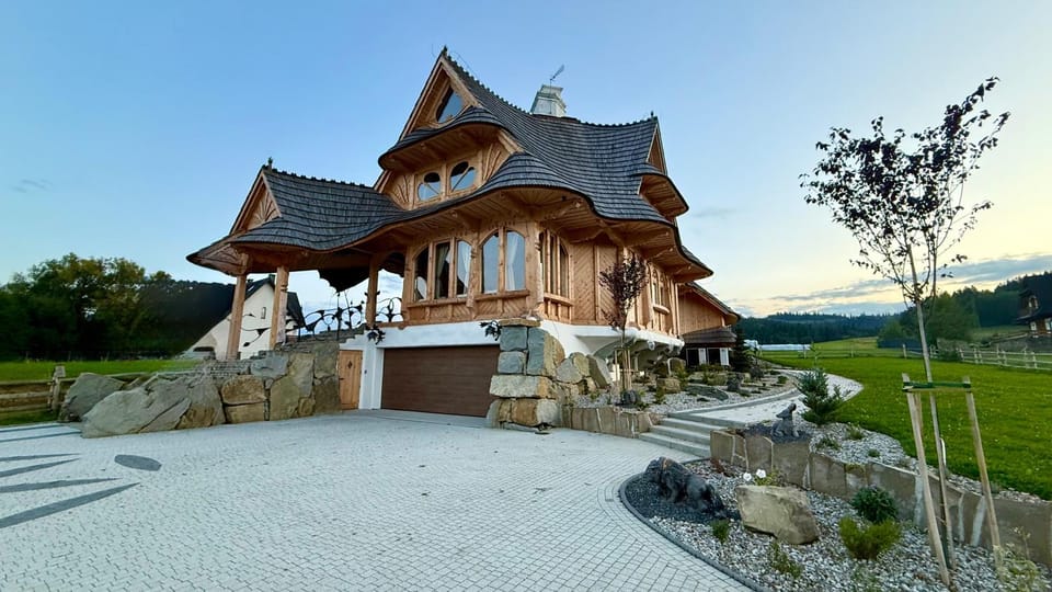 Property building, Nearby landmark, Day, Natural landscape, Landmark view, Mountain view