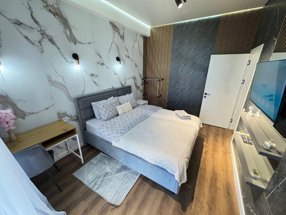 Bed, TV and multimedia, Bedroom