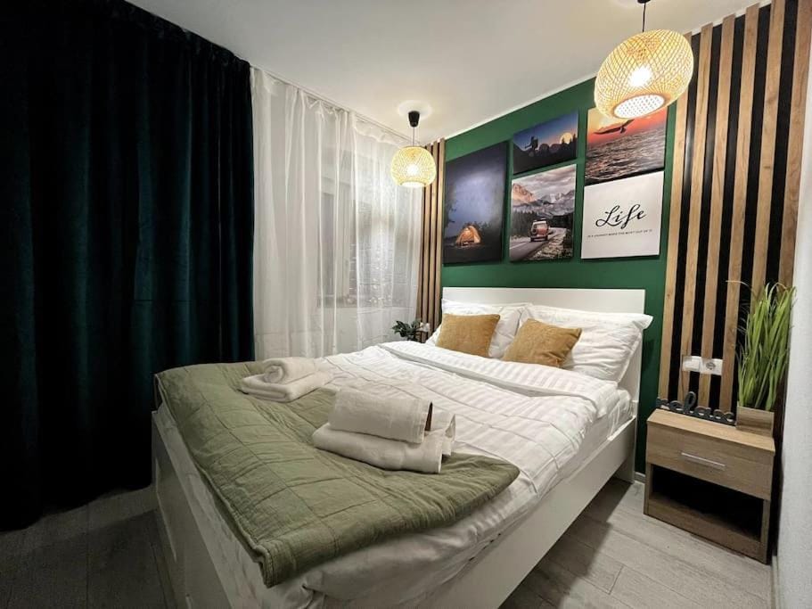 Bed, Photo of the whole room, Bedroom, towels