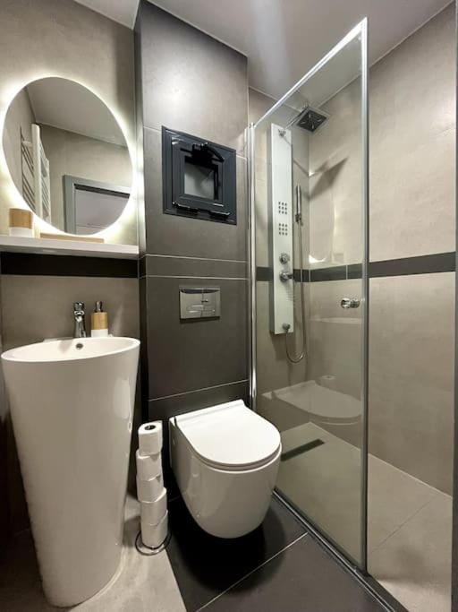Shower, Toilet, Bathroom, towels
