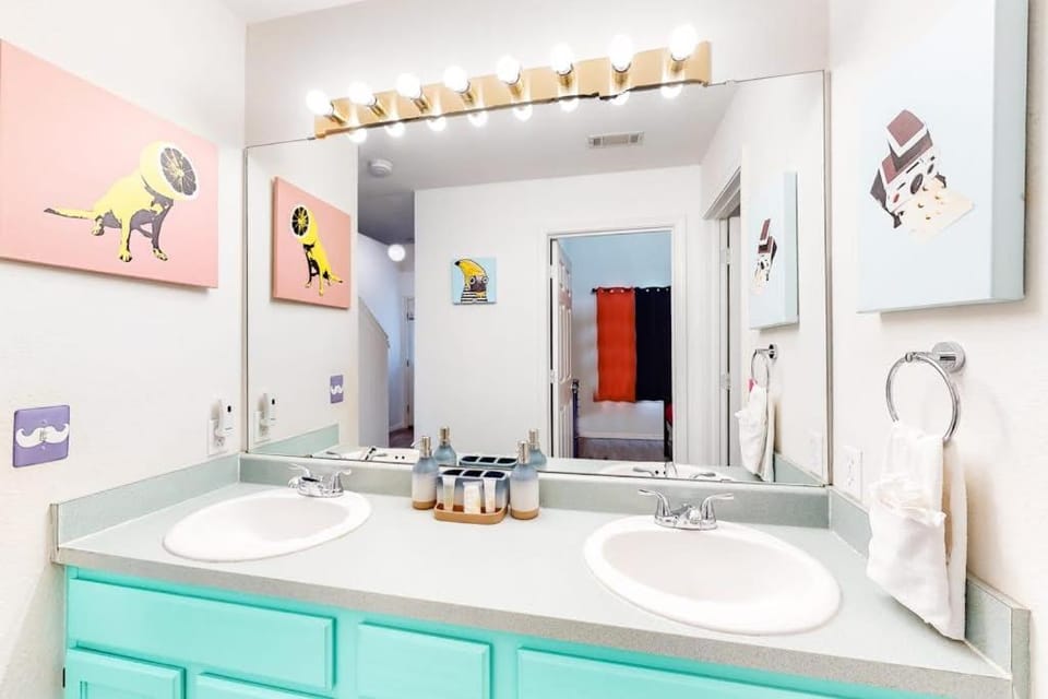 Retro Color Retreat House in Branson