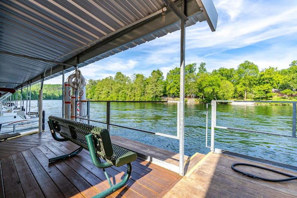 Retro Color Retreat House in Branson