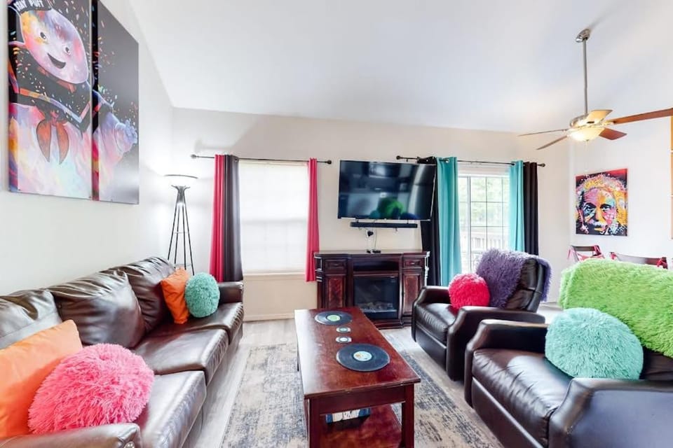 Retro Color Retreat House in Branson