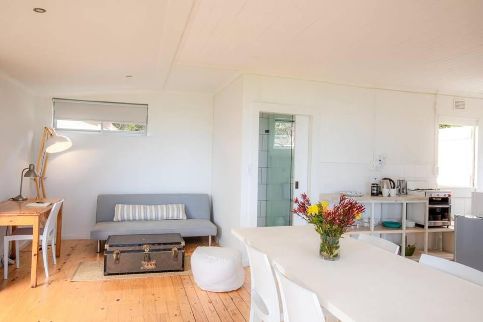 Kitchen or kitchenette, Living room, Seating area, Dining area, minibar