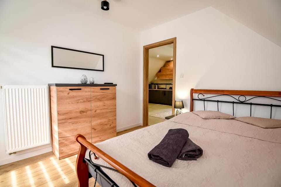 Bed, Photo of the whole room, Bedroom, towels