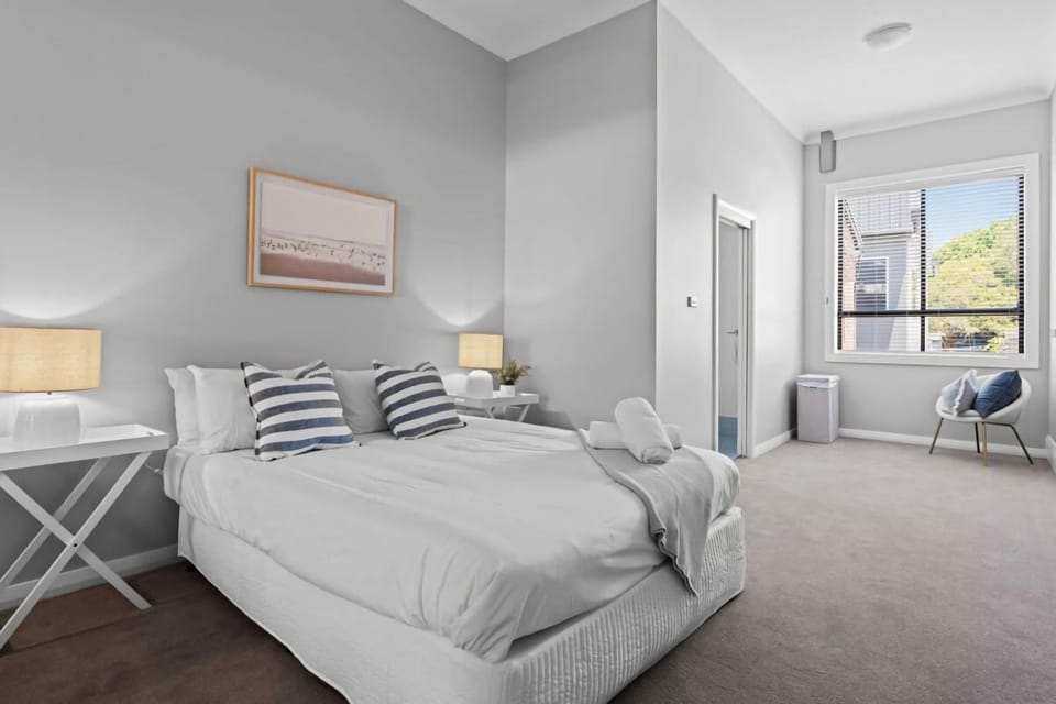 Bed, Photo of the whole room, Seating area, Bedroom