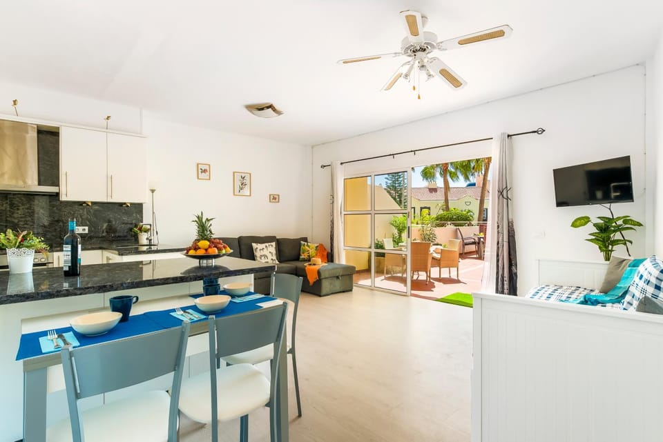 TV and multimedia, Balcony/Terrace, Kitchen or kitchenette, Living room, Seating area, Dining area, fireplace