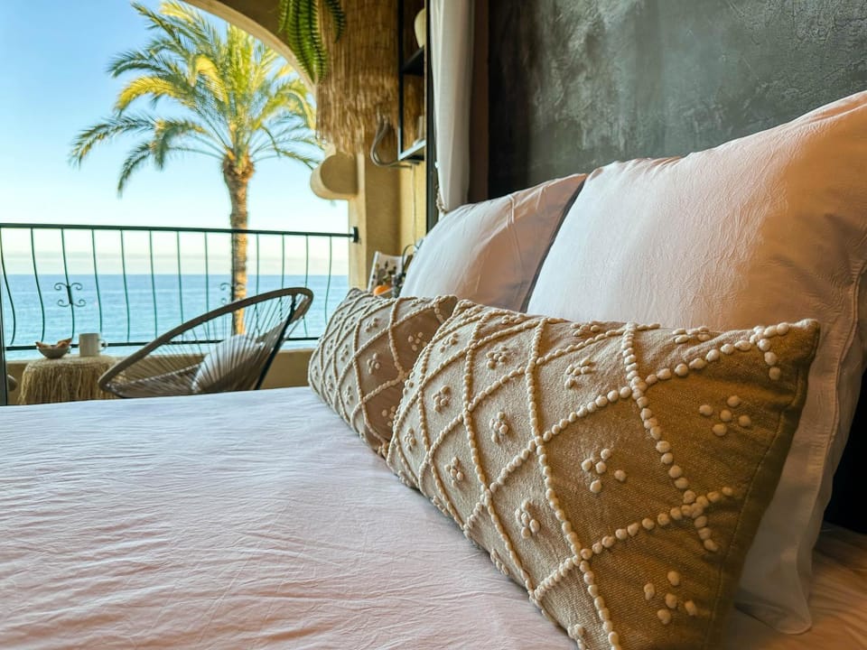 Decorative detail, Bedroom, Sea view