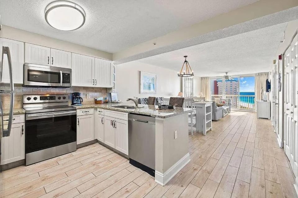 Kitchen or kitchenette, Dining area, dishwasher, minibar, pet friendly, stove, toaster
