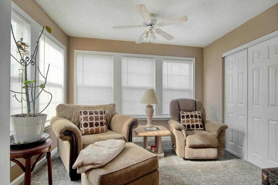 Southbridge Condos - J House in Garden City