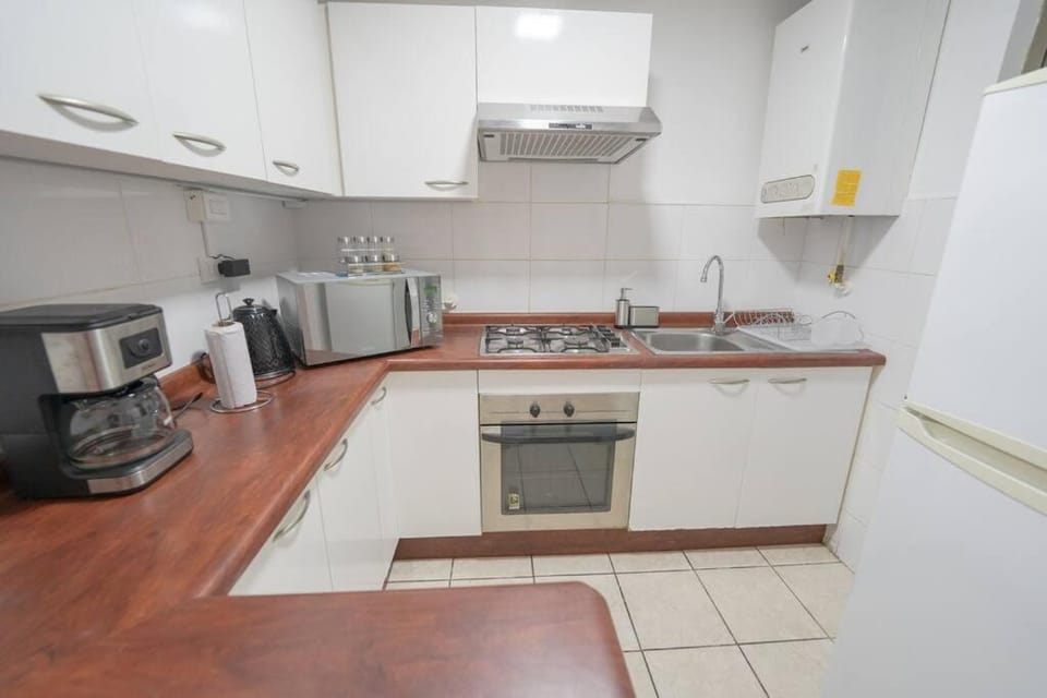 Kitchen or kitchenette, minibar