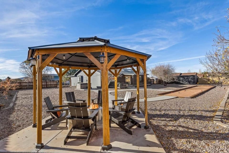 Grand Canyon Basecamp Hot Tub 4 King Beds House in Williams