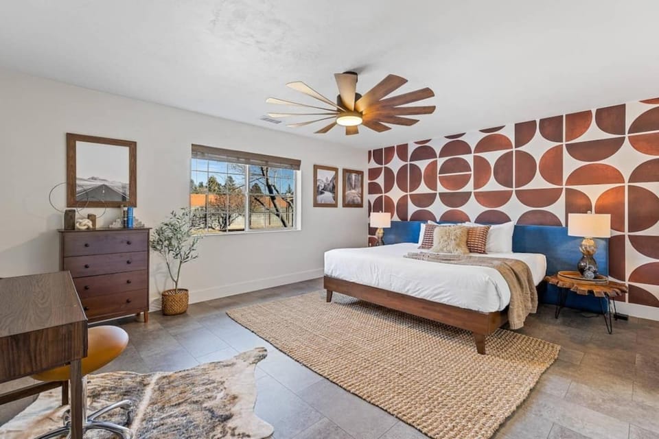 Grand Canyon Basecamp Hot Tub 4 King Beds House in Williams