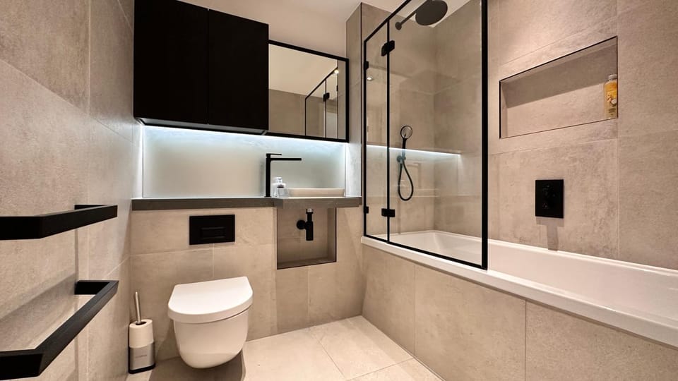 Versace Suite Balcony 1GB WIFI Netflix HDTV Apartment in London