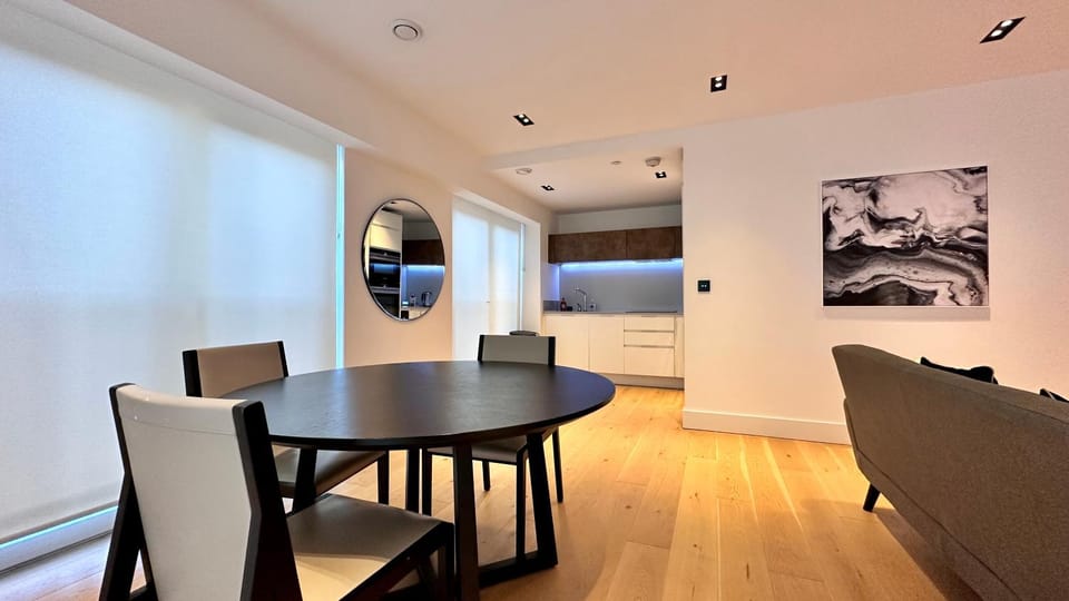 Versace Suite Balcony 1GB WIFI Netflix HDTV Apartment in London