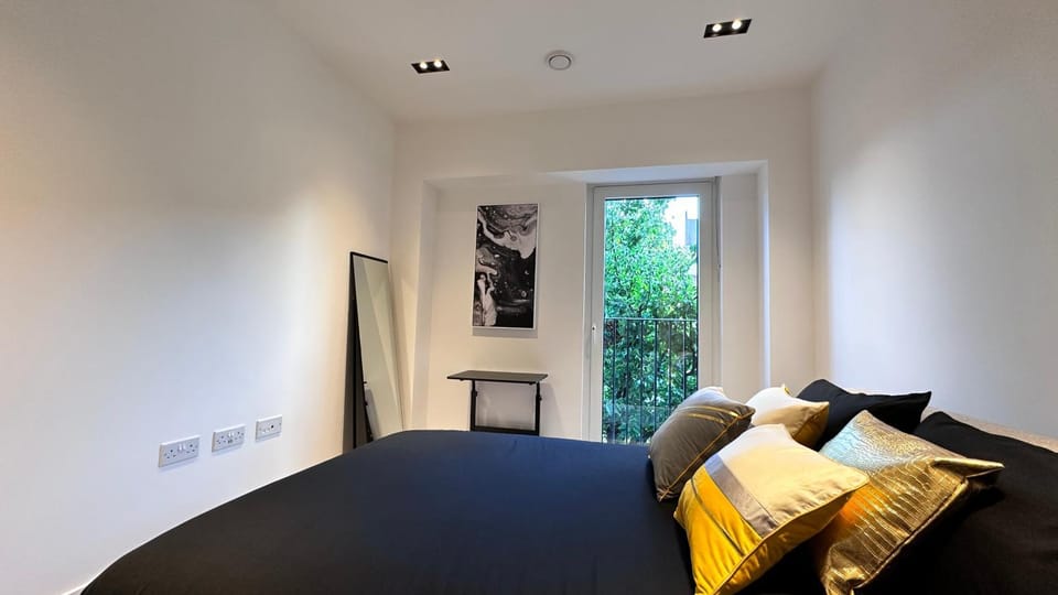 Versace Suite Balcony 1GB WIFI Netflix HDTV Apartment in London