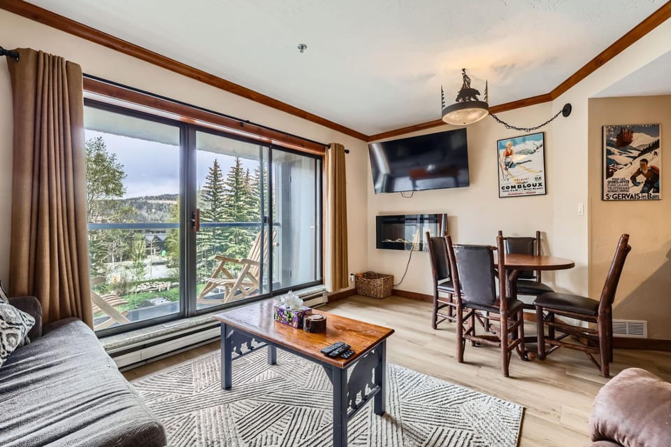 Communal lounge/ TV room, Living room, Seating area, Dining area