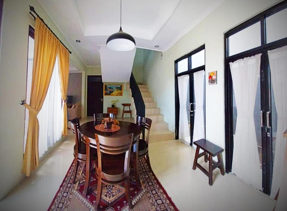 Seating area, Dining area, Dinner