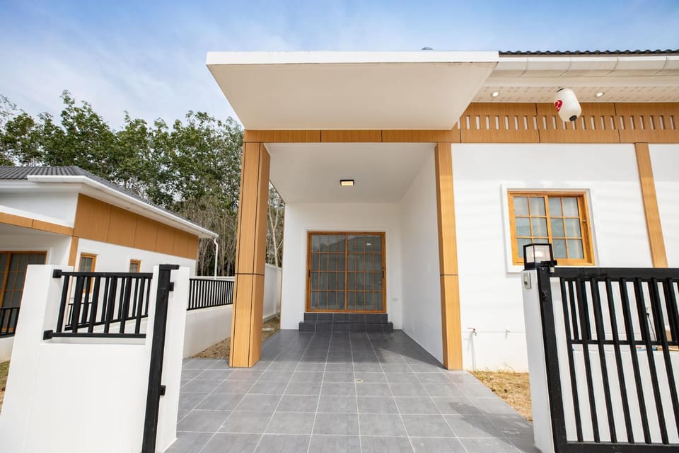 Property building, Day, Balcony/Terrace, Parking