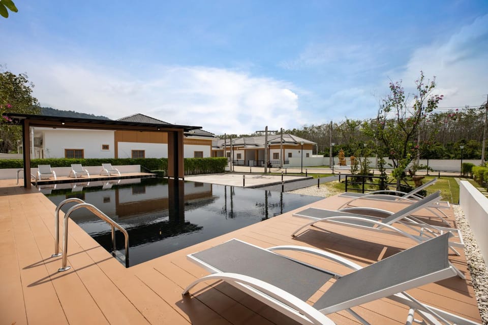 Day, Swimming pool, sunbed
