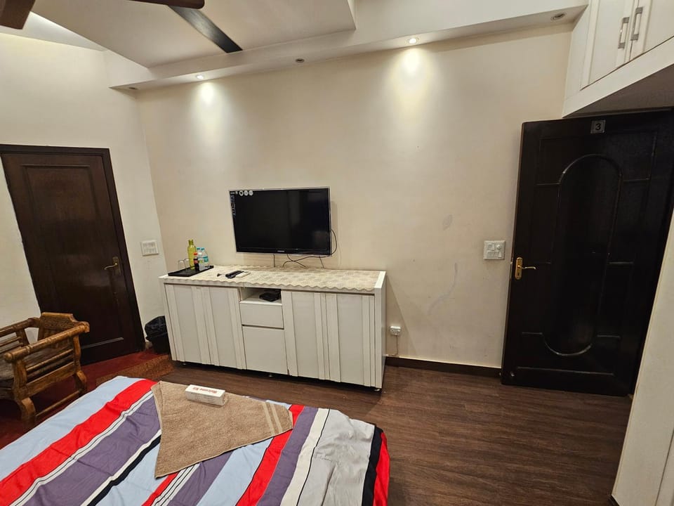 Bed, TV and multimedia, Photo of the whole room, Bedroom