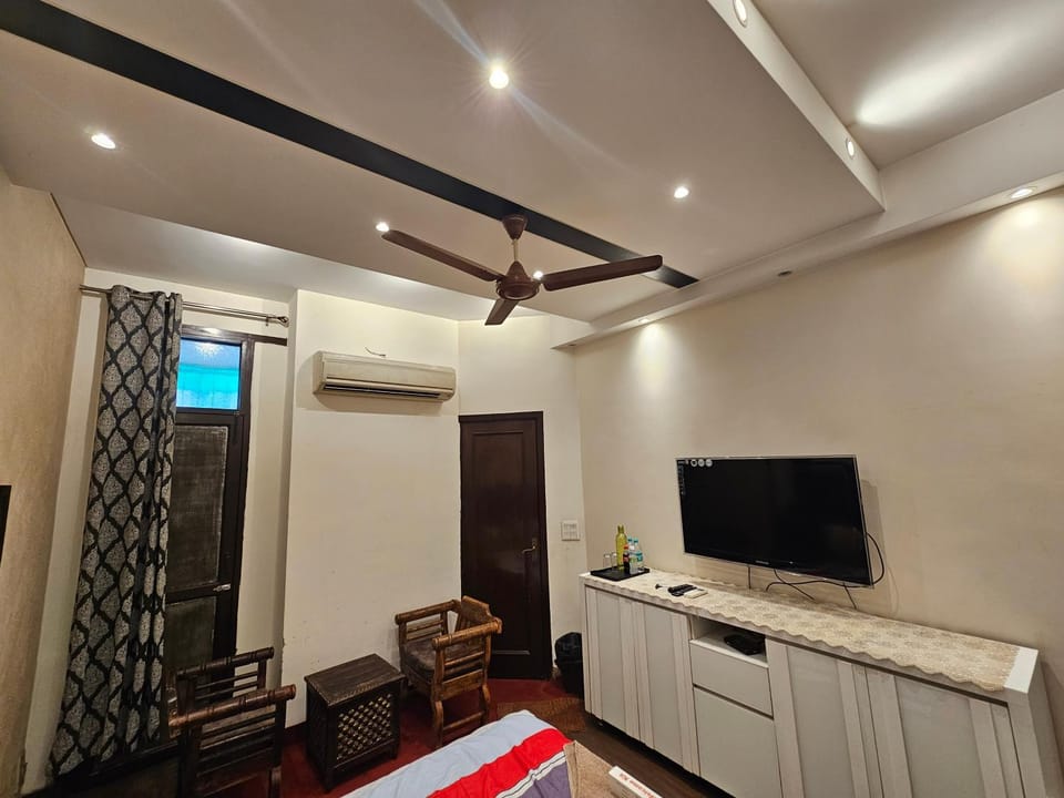 Bed, Seating area, Bedroom