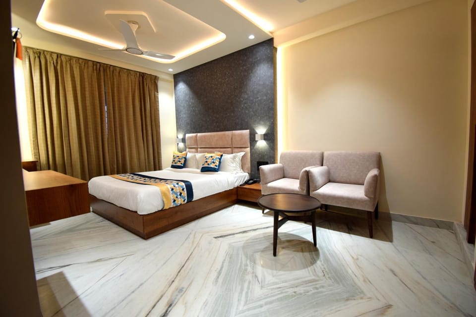 Bed, Photo of the whole room, Seating area, Bedroom