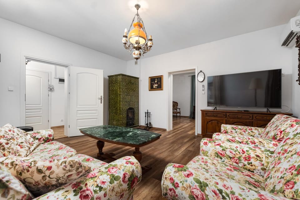 Communal lounge/ TV room, TV and multimedia, Living room, Seating area, Evening entertainment